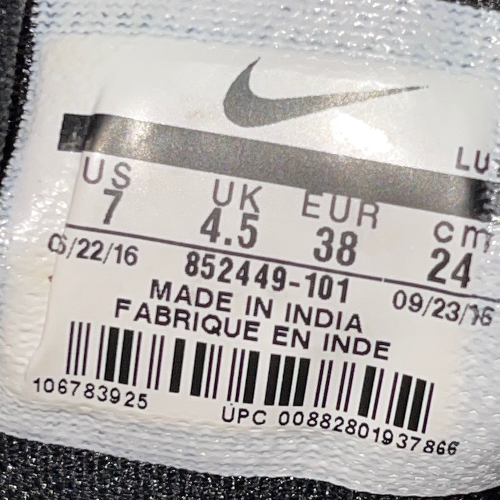 Nike Training Lightweight Mesh Sneakers in White and Black - Picture 12 of 12